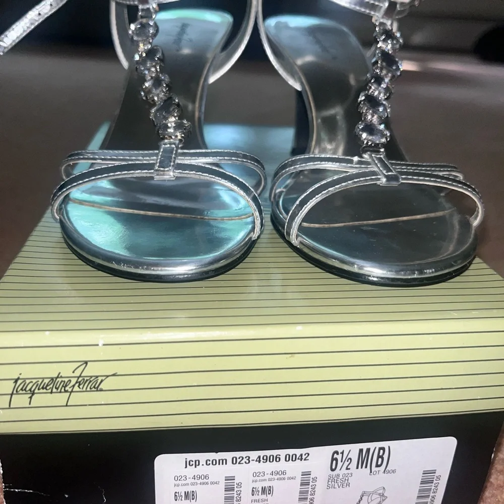 Silver heels - Picture 2 of 4